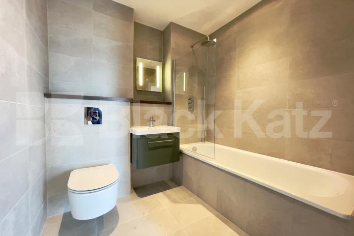 Situated on the 20th floor of The Ceramic Building with concierge and gym.  The Ceramic Building, Newington Causeway , Borough SE1